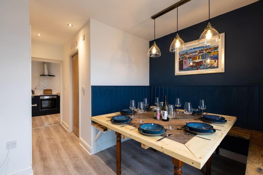 Herring Girl House - Harbourside Property, Sleeps 8 Скарбъро Екстериор снимка
