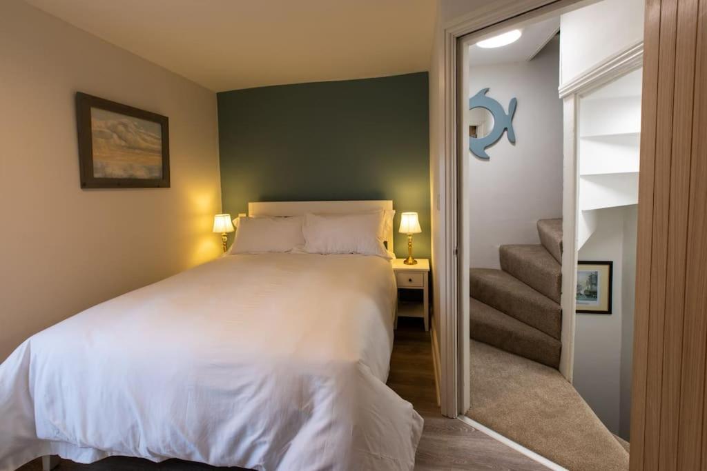 Herring Girl House - Harbourside Property, Sleeps 8 Скарбъро Екстериор снимка